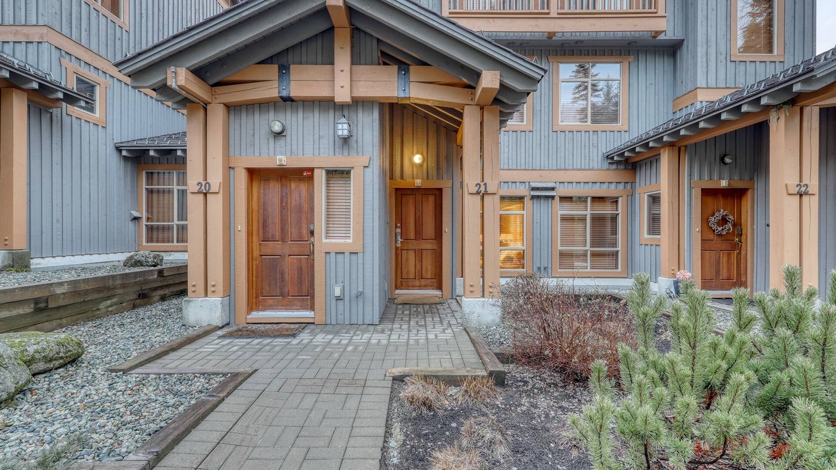 Nordic Estates House | Perfect first-floor townhome with patio, kitchen, fireplace & mountain/ski views