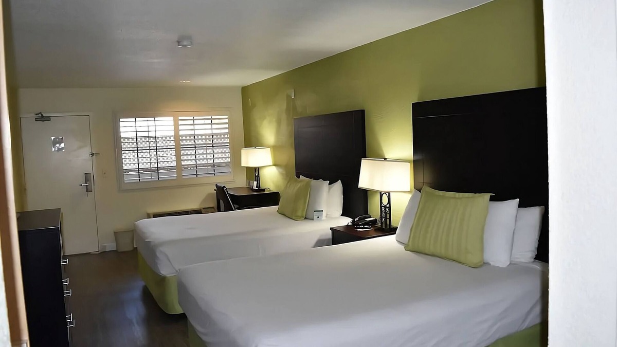 Old Town Hotel | Perfect for a Family Getaway! Minutes from San Diego Zoo, Free Breakfast!