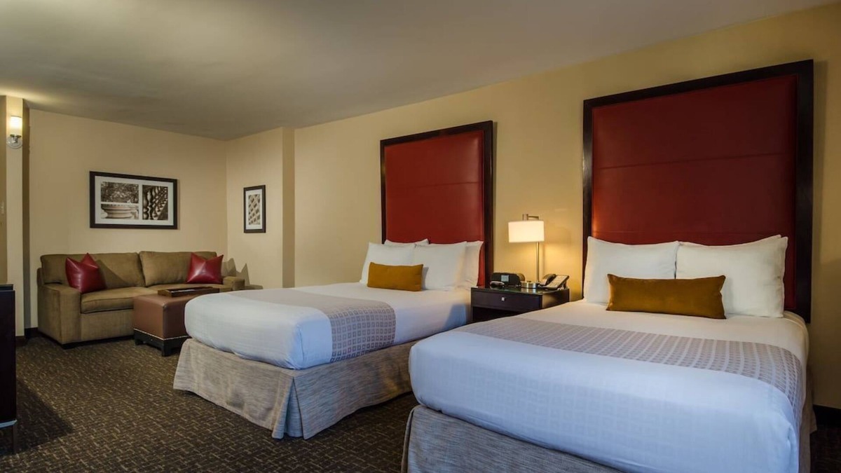 Dupont Circle House | Perfect for Business Travel! 4 Relaxing Units, with Private Parking!