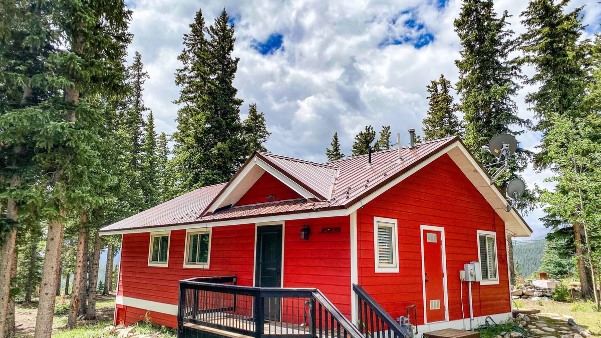 Valley of the Sun Cabin | Perfect for Couples, Beautiful Views & Decks, Fireplace - Crimson Cabin