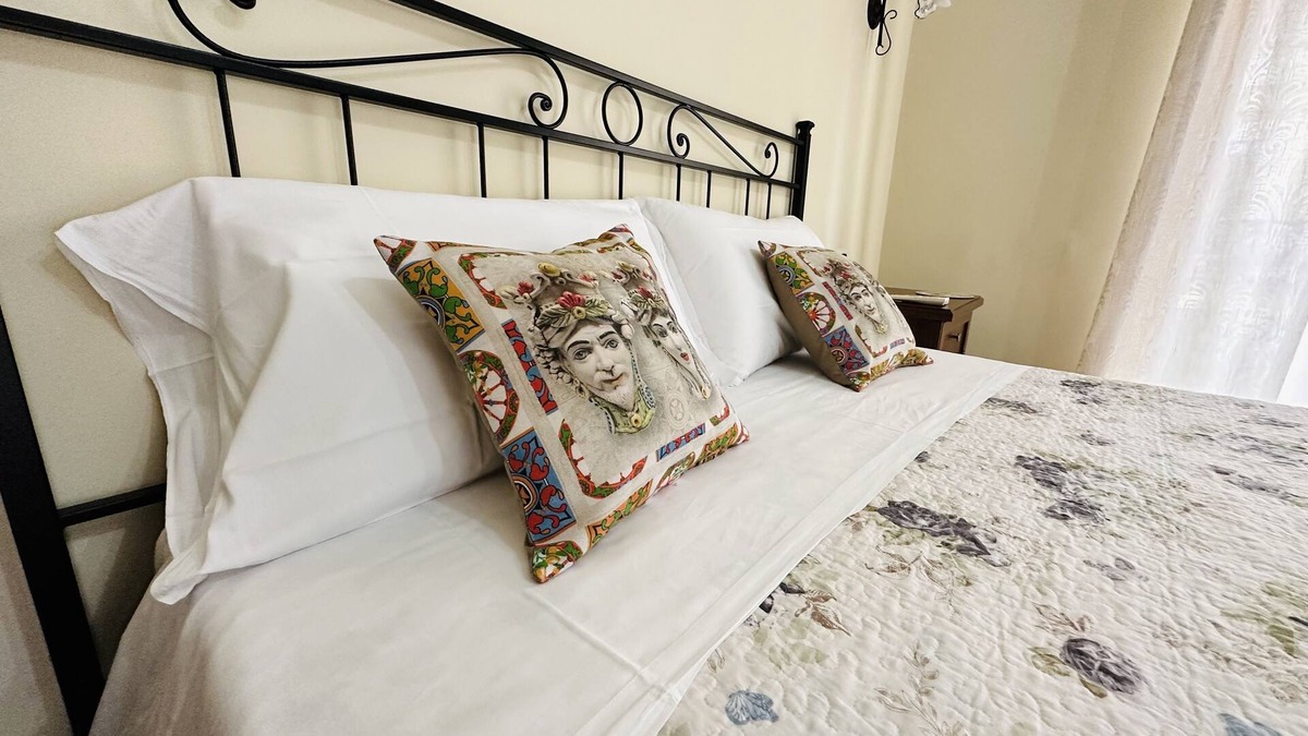 Gela Bed & Breakfast | Perfect for Couples:Cathedral View Suite with Air Conditioning and Private Bathroom