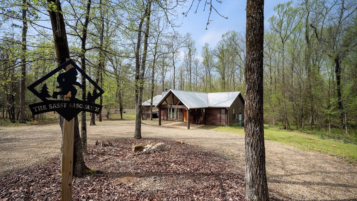 Broken Bow Cabin | Perfect for Families/Couples | Playground | Hottub | No Pet Fees | Peaceful