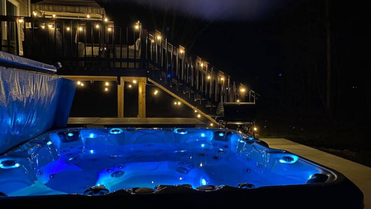 South Haven House | Perfect for Family Vacation Sleeps 22 Hot Tub Private Fire Pit 7BR Game Room