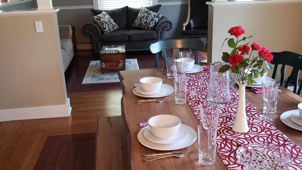 Three Oaks House | Perfect for groups! Walk to Journeyman/downtown Three Oaks