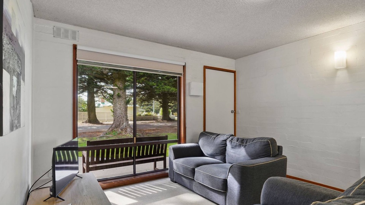 Port Fairy House | Perfect for your beach holiday, you are only a stone's throw to the Port Fairy East Beach