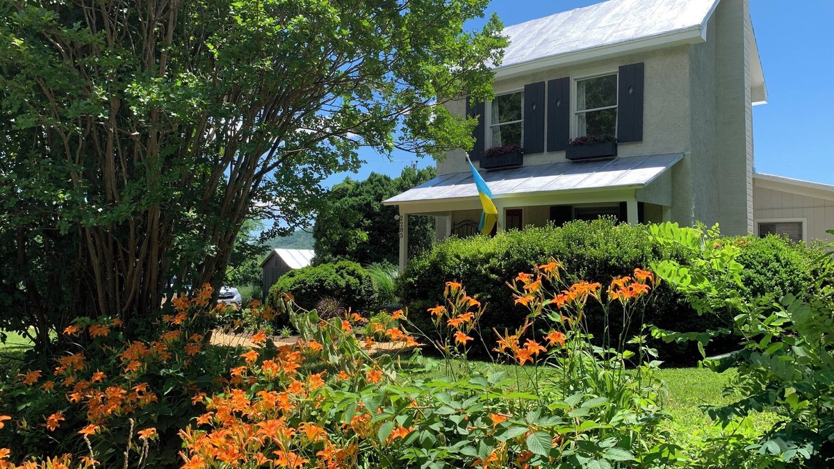 Batesville Cottage | Perfect getaway at foothills of the Blue Ridge Mountains, with gorgeous views!