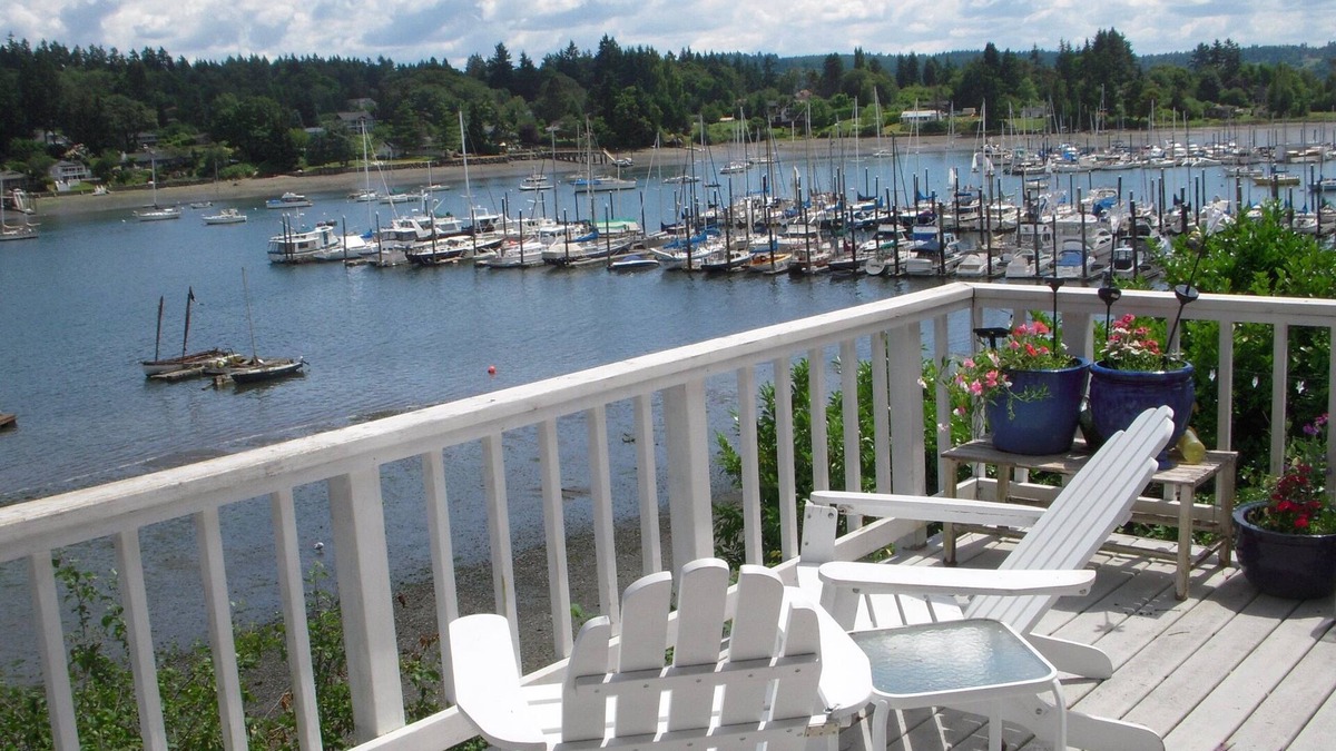 Burley House | Perfect Getaway: Yacht Club Waterfront Luxury Beach House