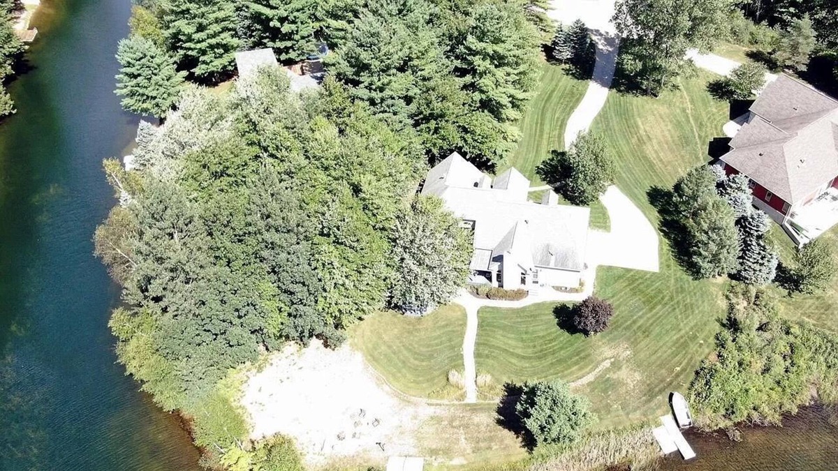 Canadian Lakes House | perfect home for your family lakehouse getaway