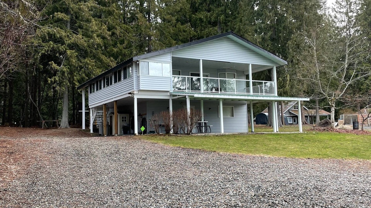 Magna bay House | Perfect lake home right across from the beach