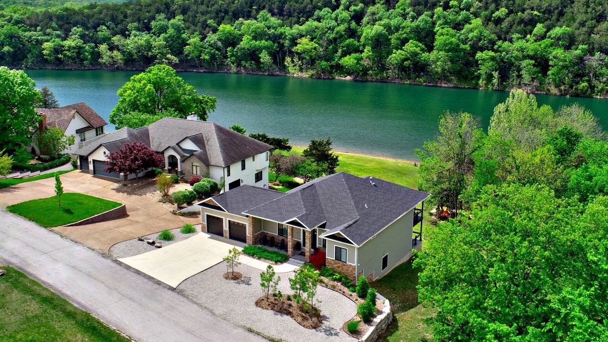 Eureka Springs House | Perfect Lakefront 5BR Luxury Home-Wow Views, Fire Pit, Kayaks,Best Shore Access