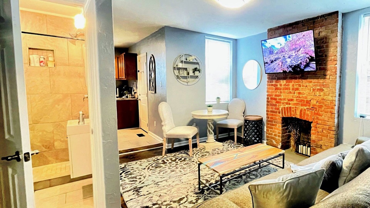 Central Northside Apartment | *Perfect Locale* Mins to all Attractions+Free Park