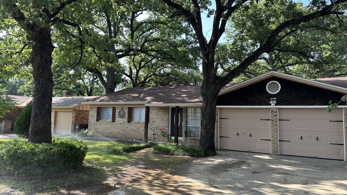 Denton House | Perfect Location good family size home 5 min to downtown restaurants and stores