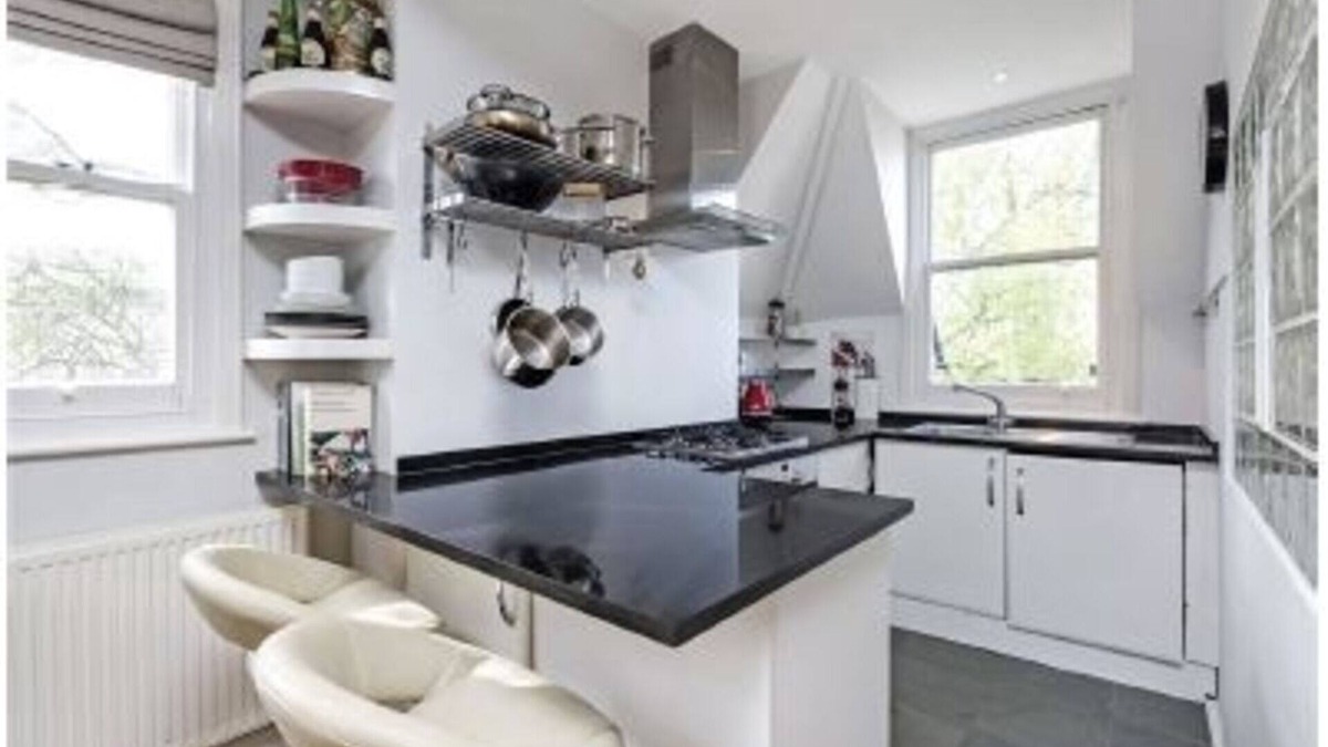 South Richmond Apartment | Perfect Location in Richmond, ‘Ted Lasso’ cobbled street, Beautiful flat