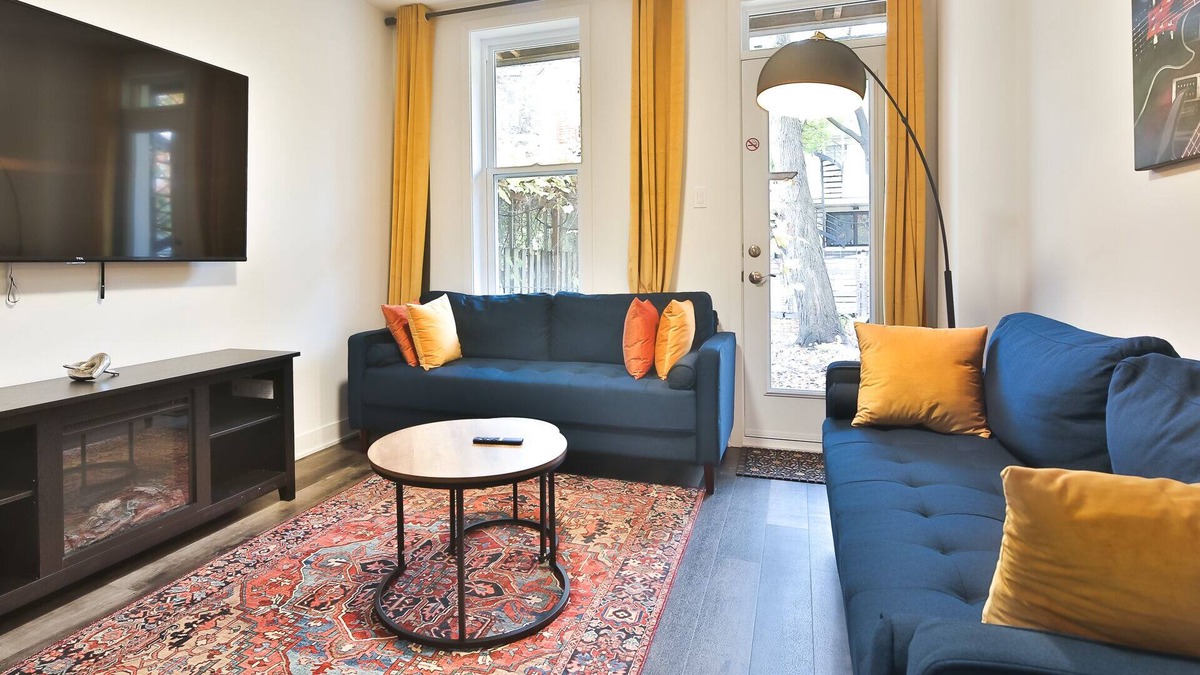 De Lorimier Apartment | Perfect Location | Must Stay | Clean | Parking - Super host on Airbnb