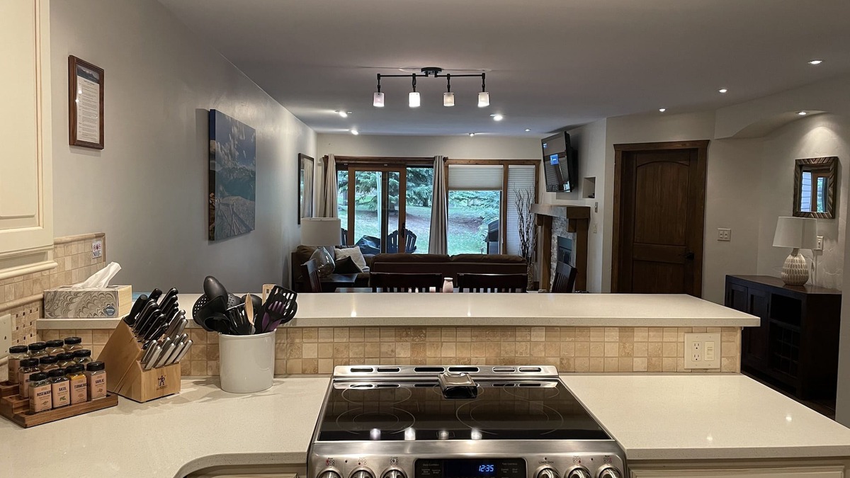 Historic District Condo | Perfect location off 4 o'clock run, Walk to Mainstreet, Ski-In, Shared Hot Tub