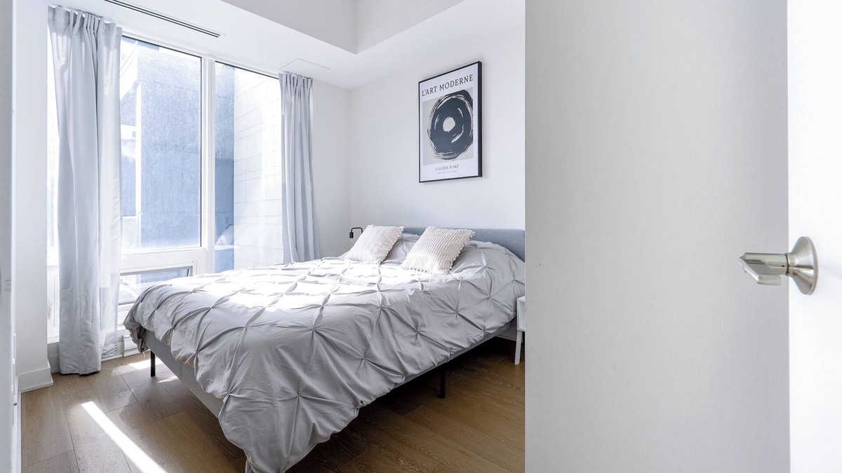 Montreal Condo | Perfect location - Swimming Pool & Jaccuzi & Sauna access!