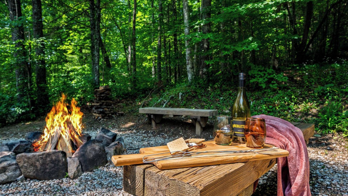 Townsend Cabin | Perfect mountain cottage ☎ Fire pit ☎ Gas Fireplace ☎ Screened Porch ☎ Secluded
