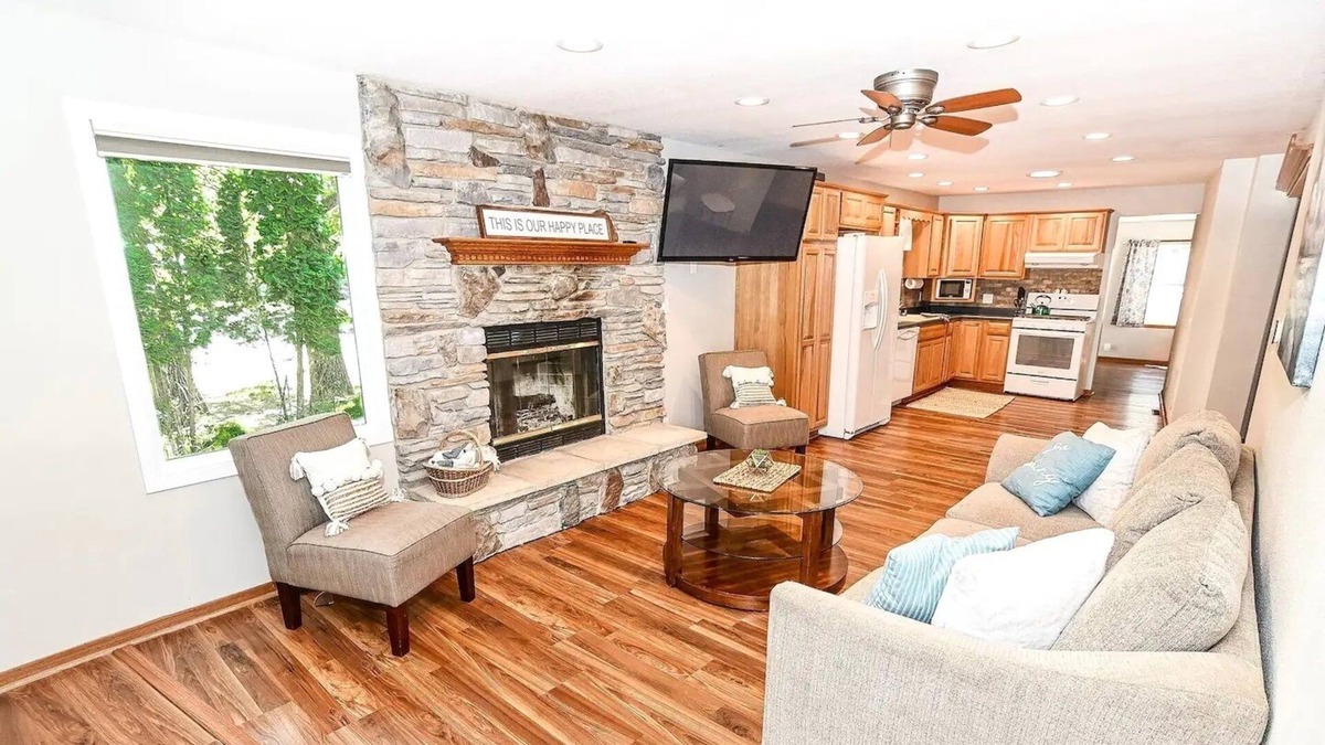 Montello House | Perfect Private Waterfront Getaway on Fox River!