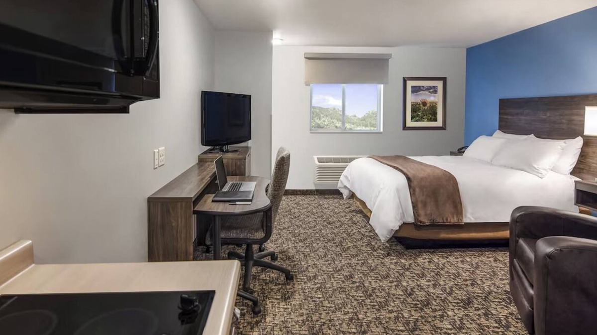 Midland Hotel | Perfect Rest Stop: Climate-Controlled Room w/Pet-Friendly Kitchen Access!