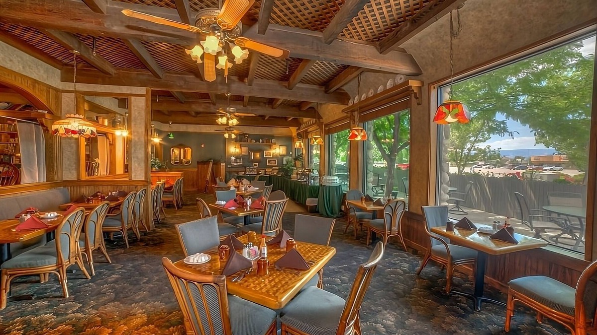 Grand Junction Hotel | Perfect Vacation! 2 Chic Units Near Colorado River State Park! On-Site Bar!