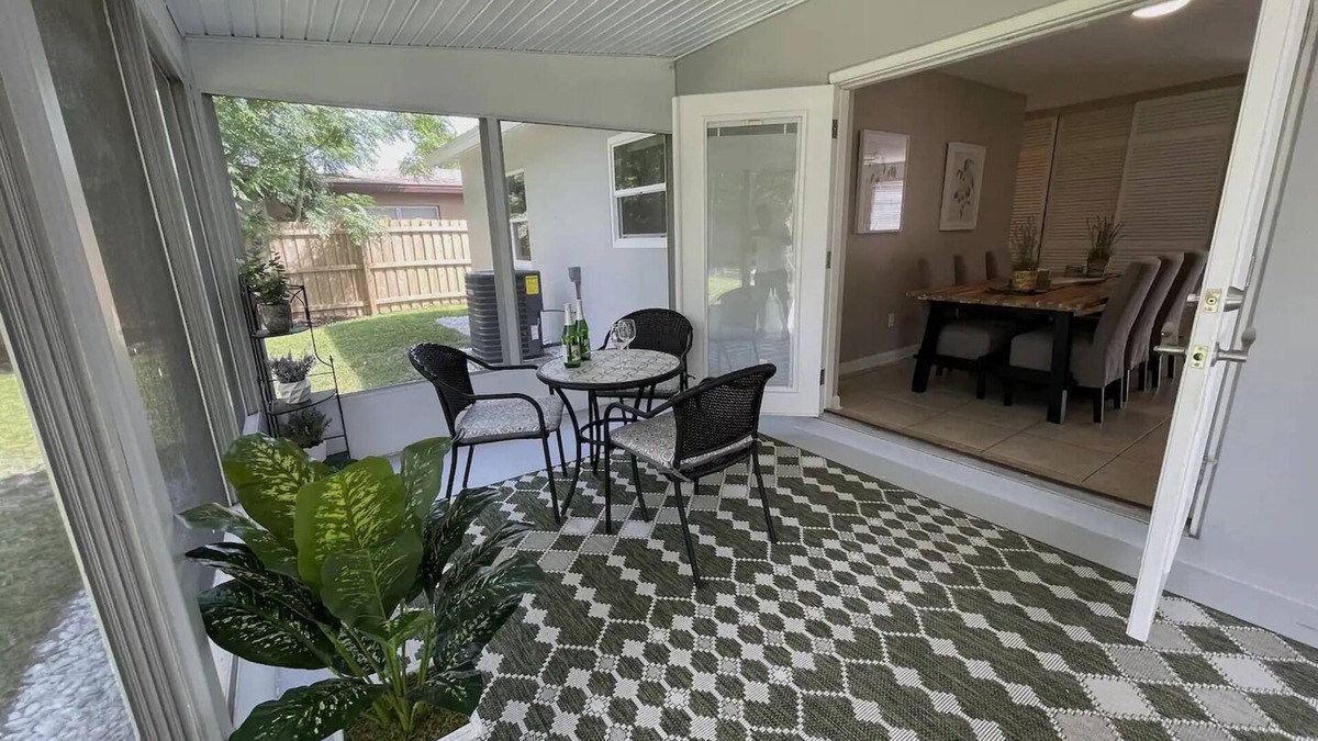 Deltona Lakes House | Perfectly furnished delightful modern retreat! (Theatre room, Backyard for dogs)