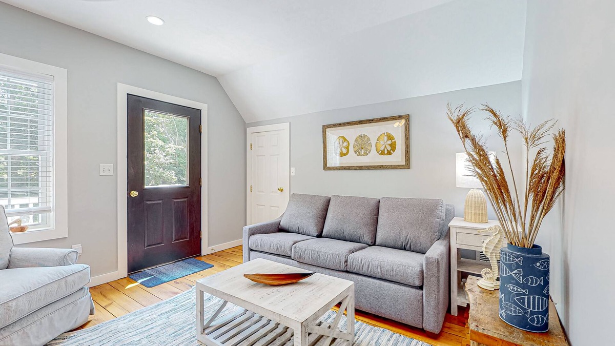 Vineyard Haven House | Perfectly located duplex with comfy layout & beach gear - steps from Main Street