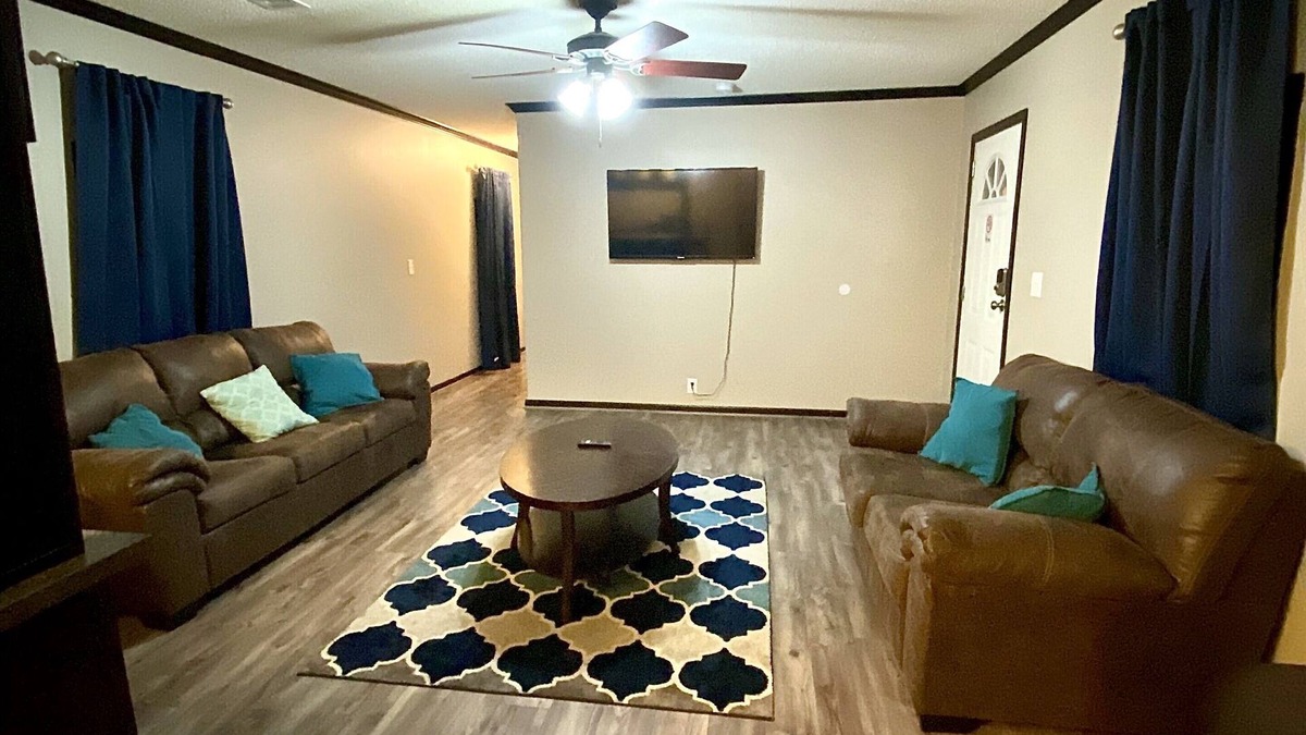 Sunshine House | Perfectly Located 3BR /2BA : 5 mins from Dow !