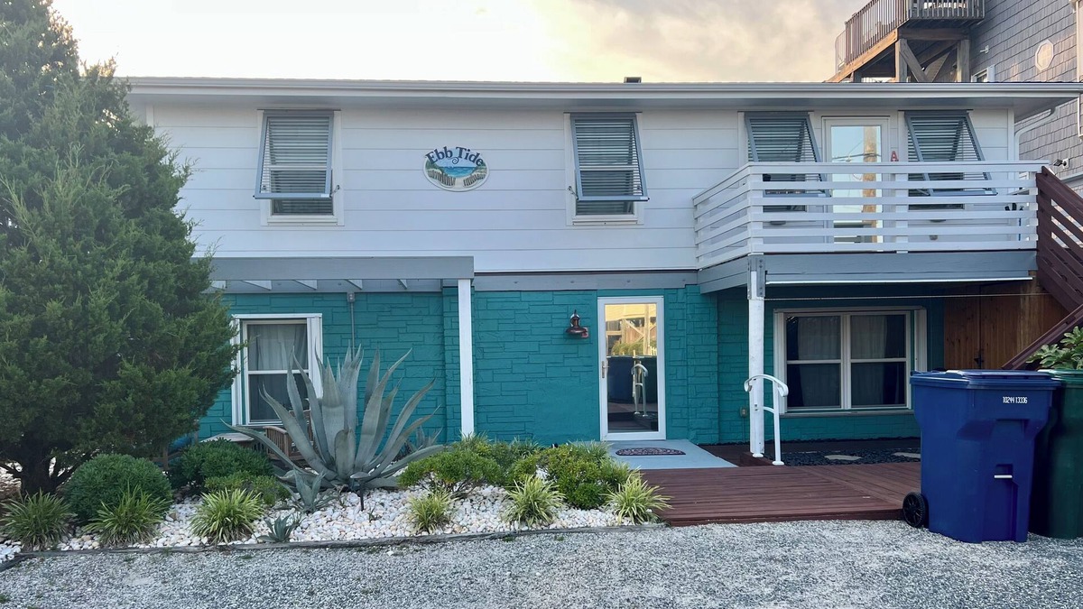 Topsail Beach Apartment | Perfectly located for beach access and walking distance to restaurants and shops