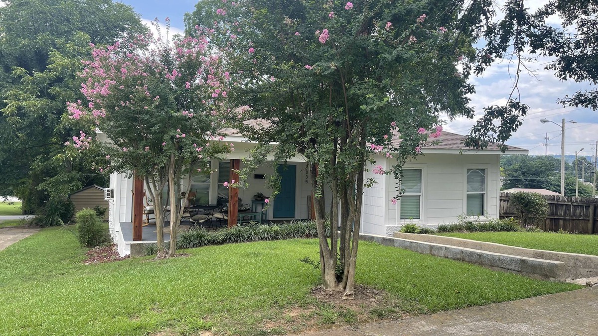 Guntersville House | Perfectly located cottage in the heart of town! Walk to everything!