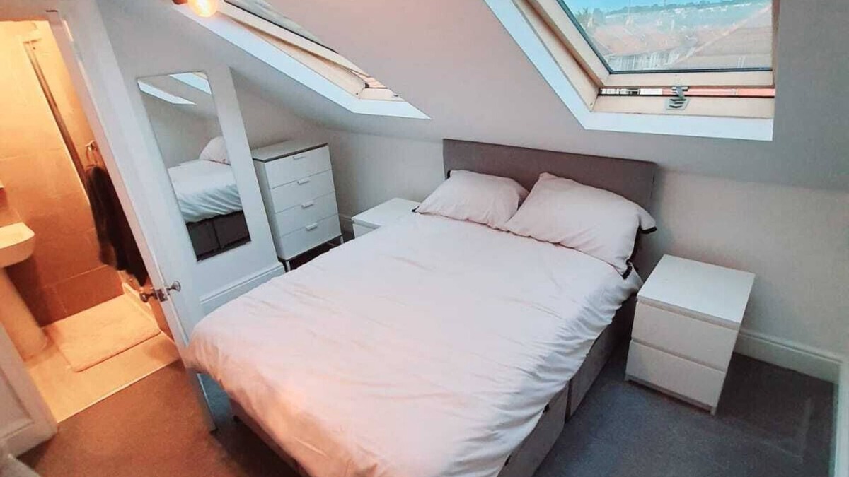 Horfield Apartment | Perfectly Situated 2 Bedroom En-suite Maisonette in the Heart of Gloucester Road