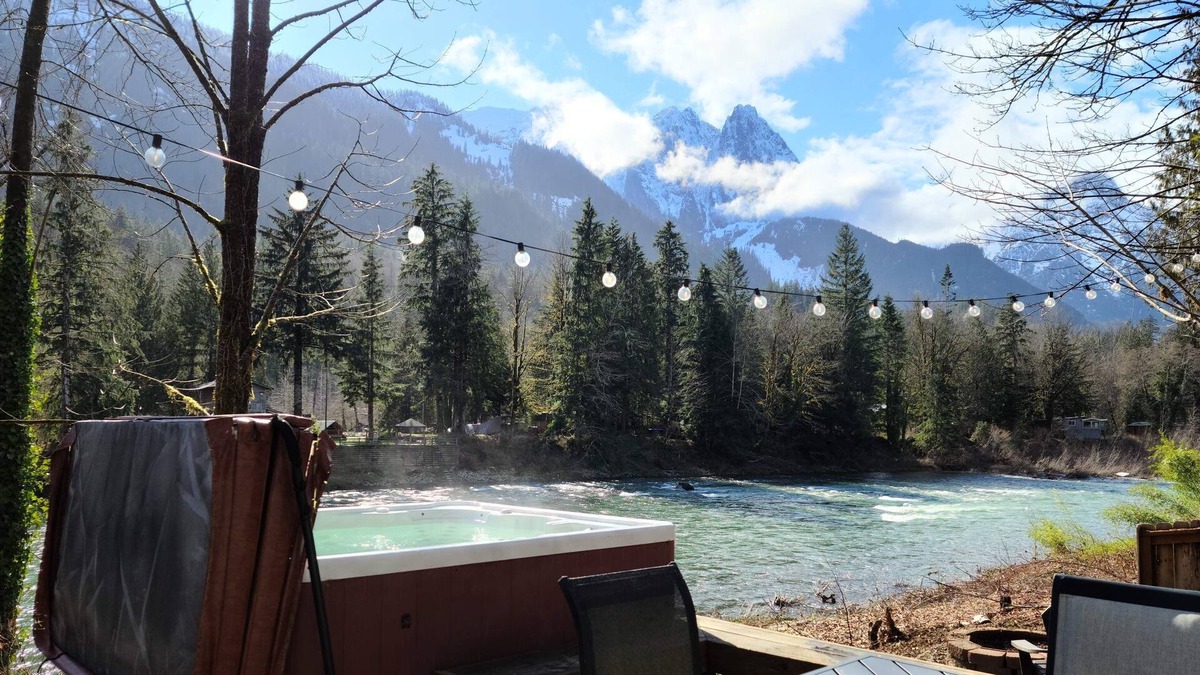 Gold Bar Cottage | Persis Perch: Charming riverfront, stunning views