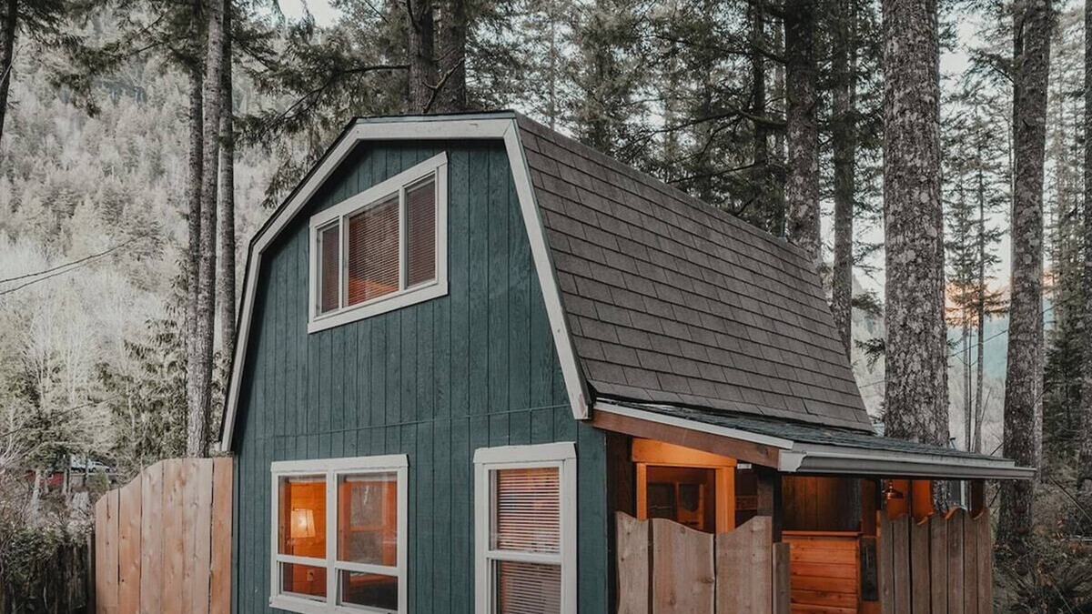 Index Cabin | Persis tiny cabin. amazing outdoor shower.