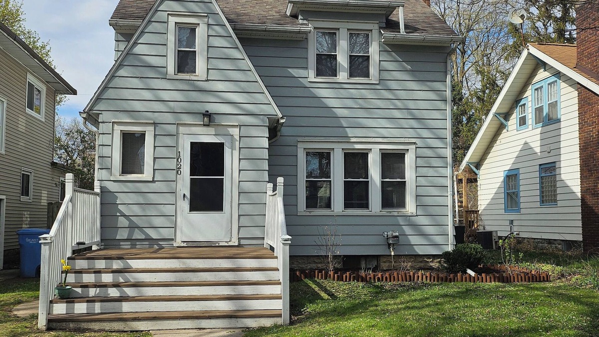 Lansing House | Pet and family friendly-3 bedroom home-MSU Campus 10 min away!