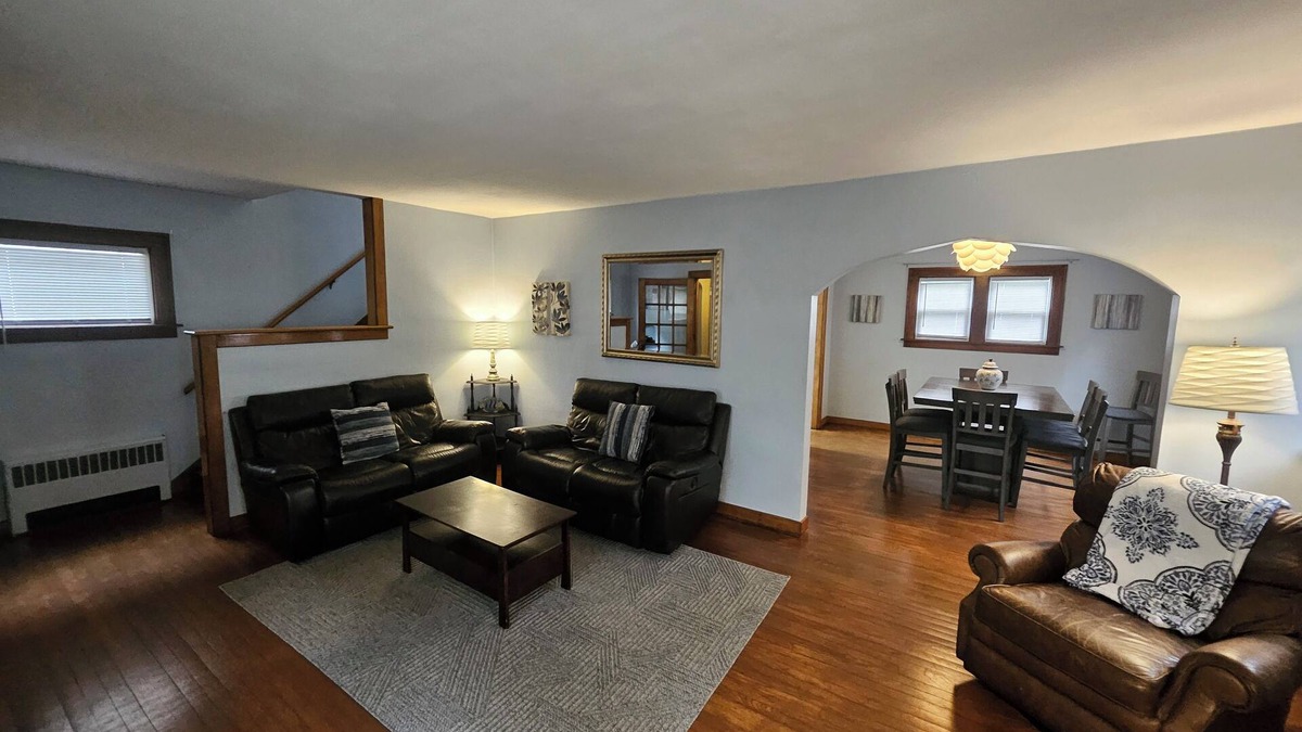 Lansing House | Pet & family friendly 3 bed/1.5 bath-MSU 10 min away! Long term renters welcome!