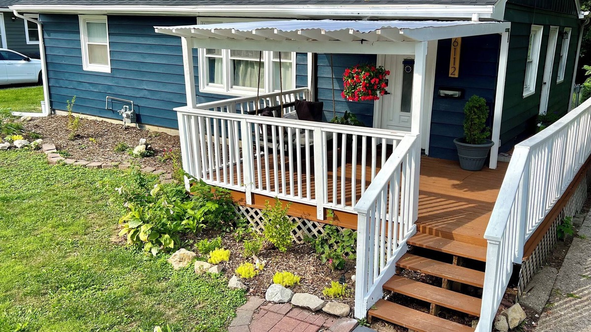 Greater South Side House | Pet & family friendly 4-bedroom house, sleeps 10. Close to DSM Airport!