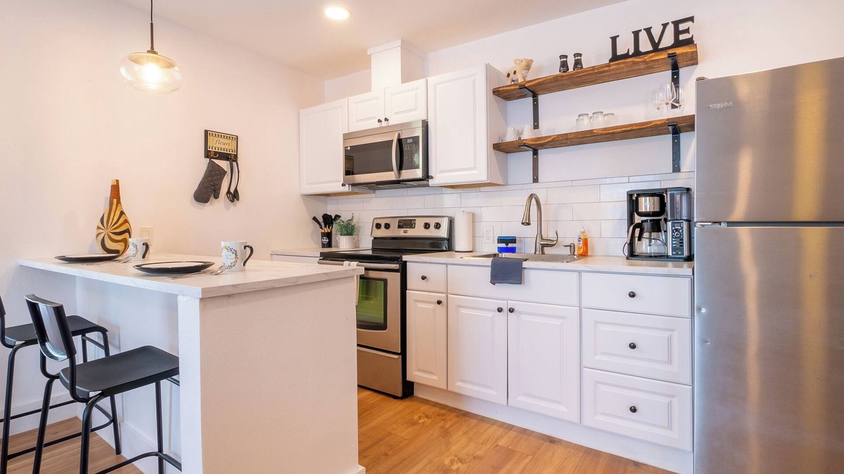 Southside Apartment | Pet-Free Studio Rental on 2nd Floor w/Parking