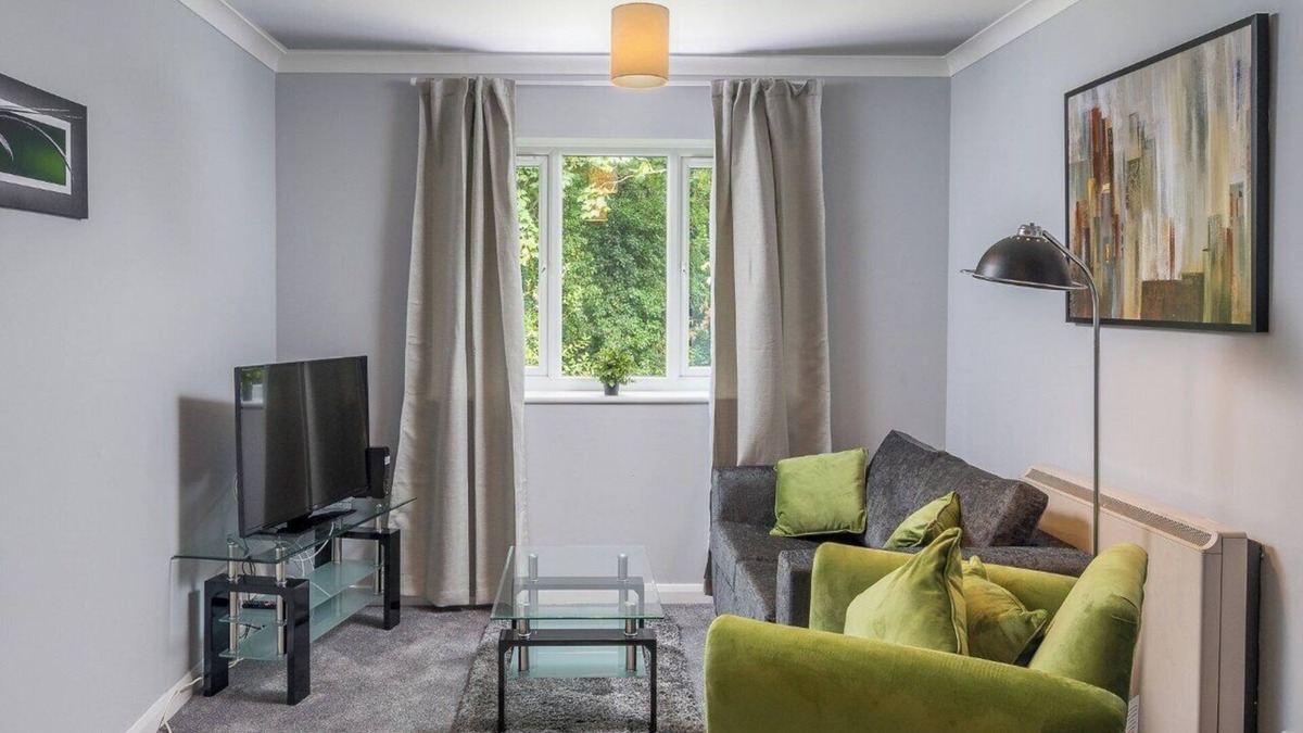 Southgate Apartment | Pet Friendly 1-Bedroom Corporate Apartment in Peaceful Crawley with Free Parking