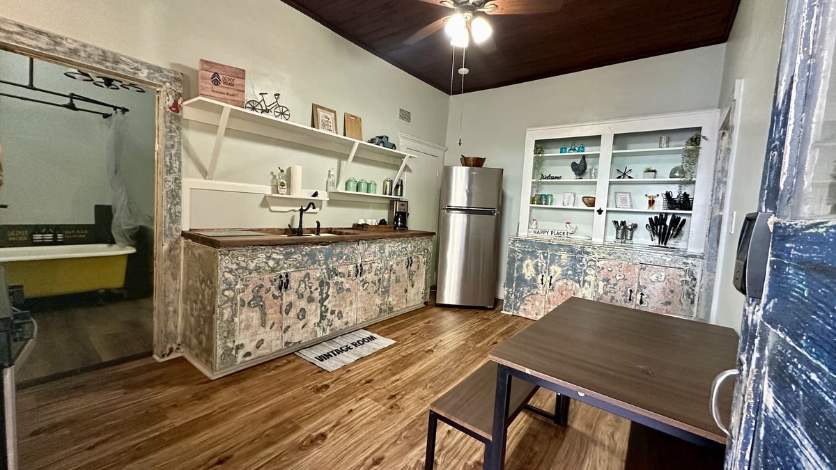 Gainesville Hotel | Pet friendly 1bd/1b unit with full kitchen and dining area