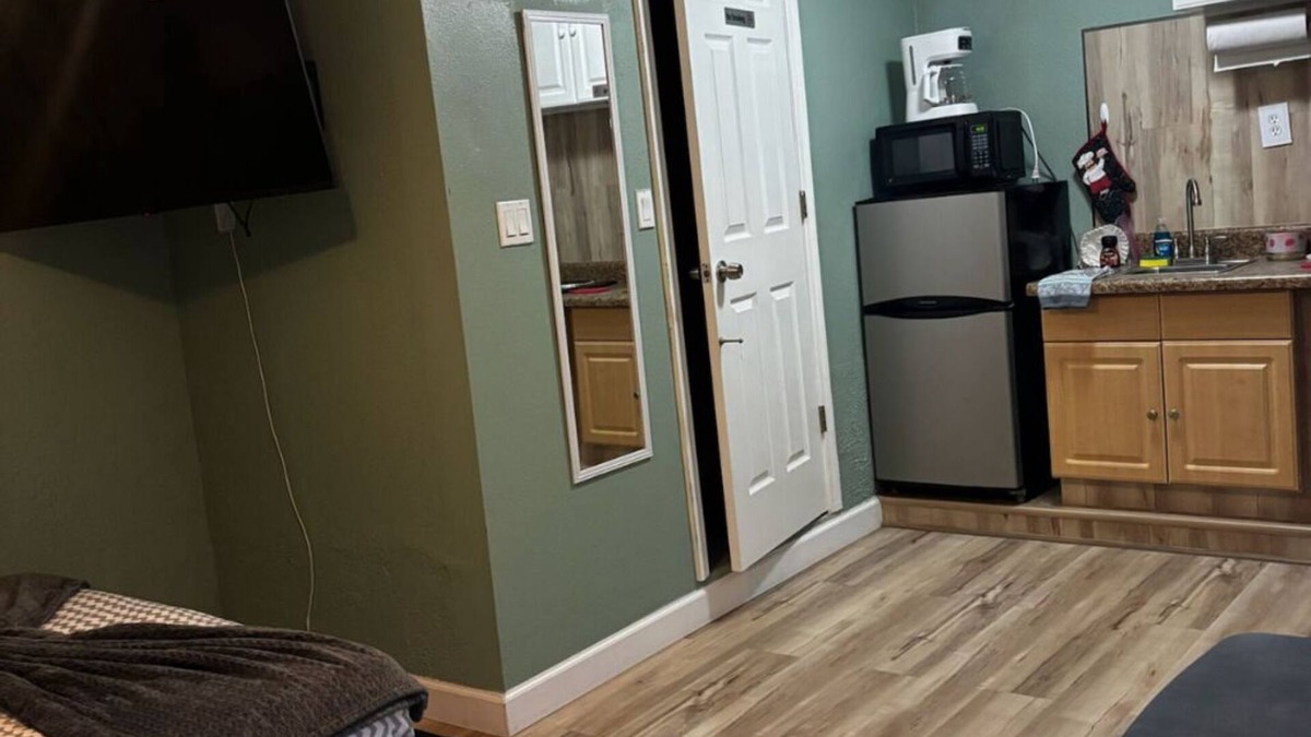 South Gate Ridge Apartment | Pet-Friendly 1BR Sarasota Florida Vacation Rental, Patio, Near Beaches, 2 Guests