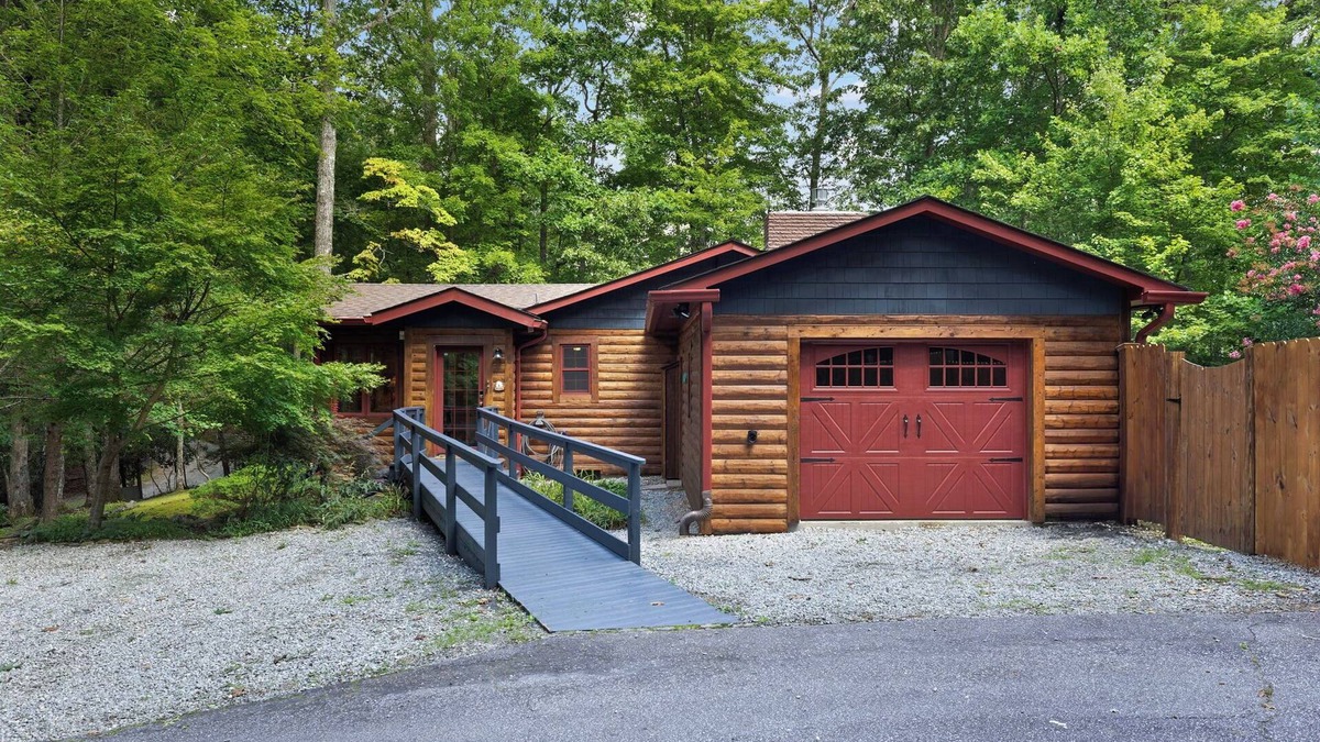 Pisgah Forest Cabin | Pet Friendly 2 Bedroom Cabin Near Pisgah National Forest and Brevard