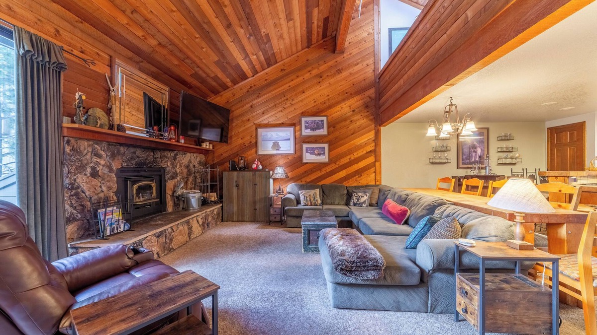 Mammoth Lakes House | Pet-Friendly 2+Loft/3Bath Centrally Located Home
