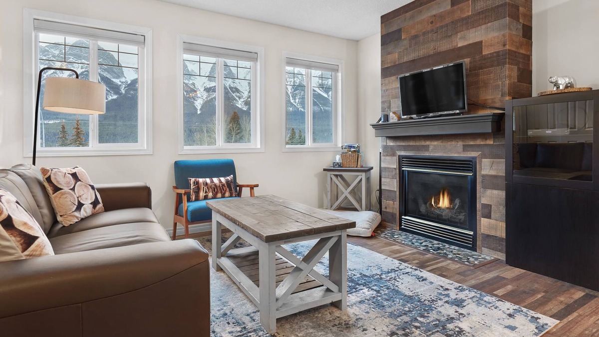 Harvie Heights Condo | Pet Friendly 2BR with Mtn Views and Hot tub &A/C