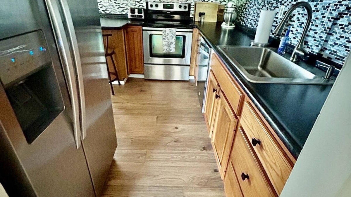 Plum House | Pet-friendly 3-bdr house on cul-de-sac, next to Oakmont & 17 mi to Pittsburgh!