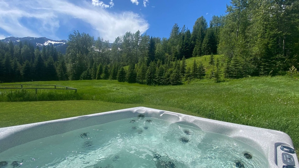 East Kootenay House | Pet Friendly/3 Bdrm/Stunning Views/Hot Tub