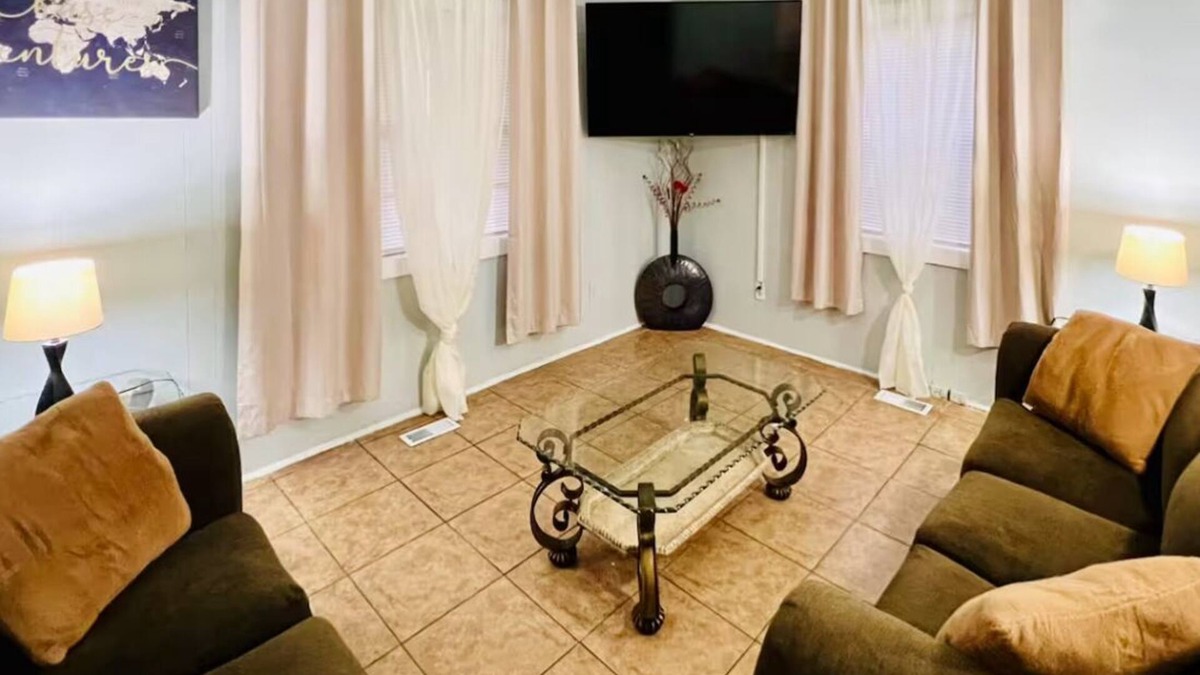 Garden City House | Pet friendly 3-bedroom home in Savannah near downtown and the coast!