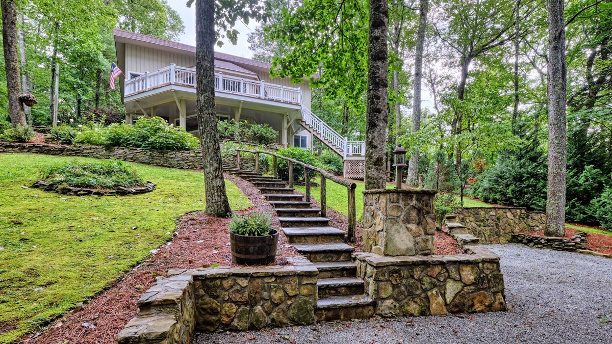 Mirror Lake House | PET FRIENDLY: 3 mins to Highlands, 12 mins Cashiers.