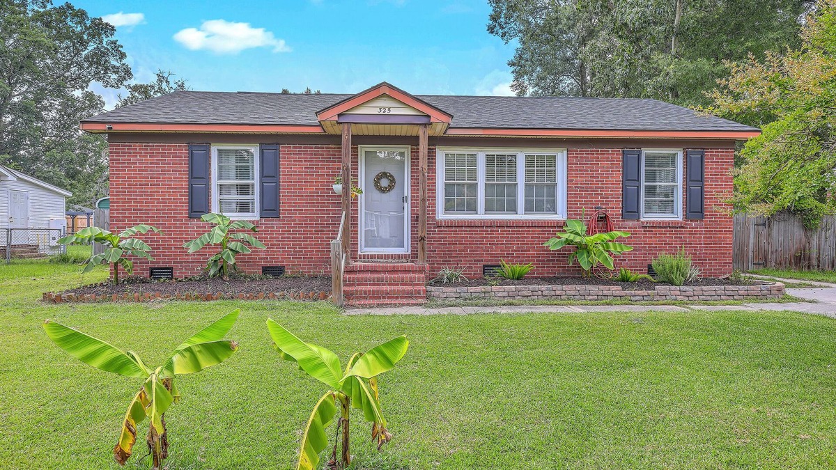 Goose Creek House | Pet-Friendly 3BR Home with Deck in the Heart of Goose Creek, SC