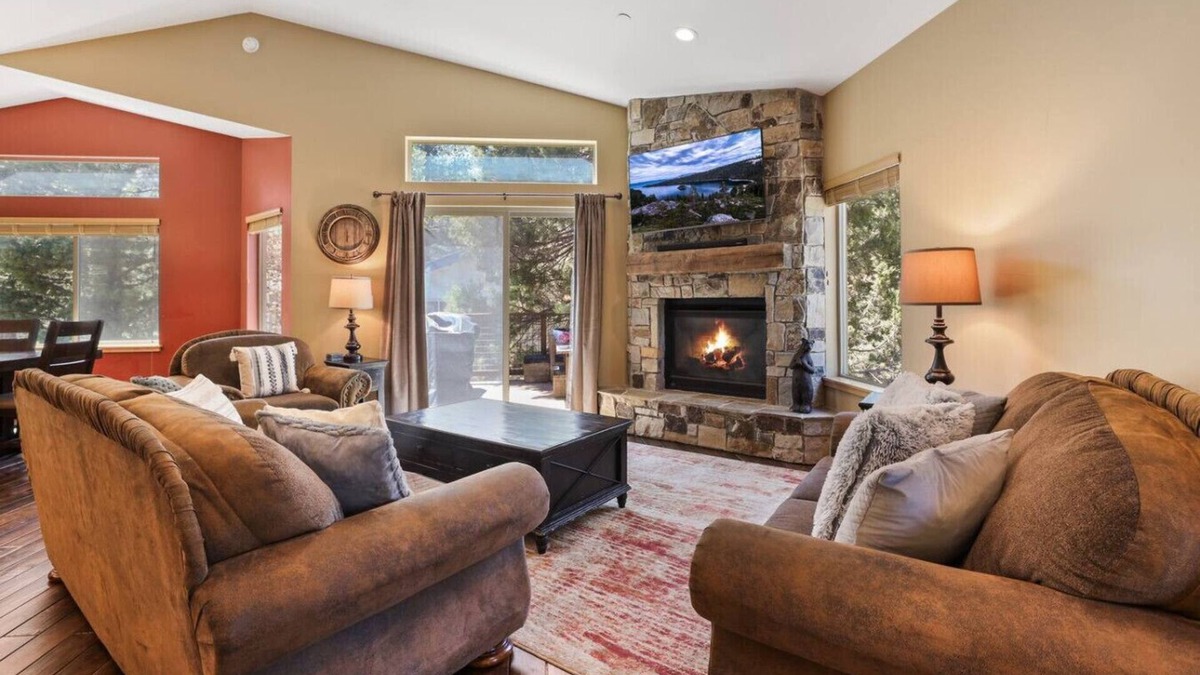 Tahoe Paradise Cabin | Pet-Friendly 4BR | Hot Tub & Fireplace | Sleeps 8