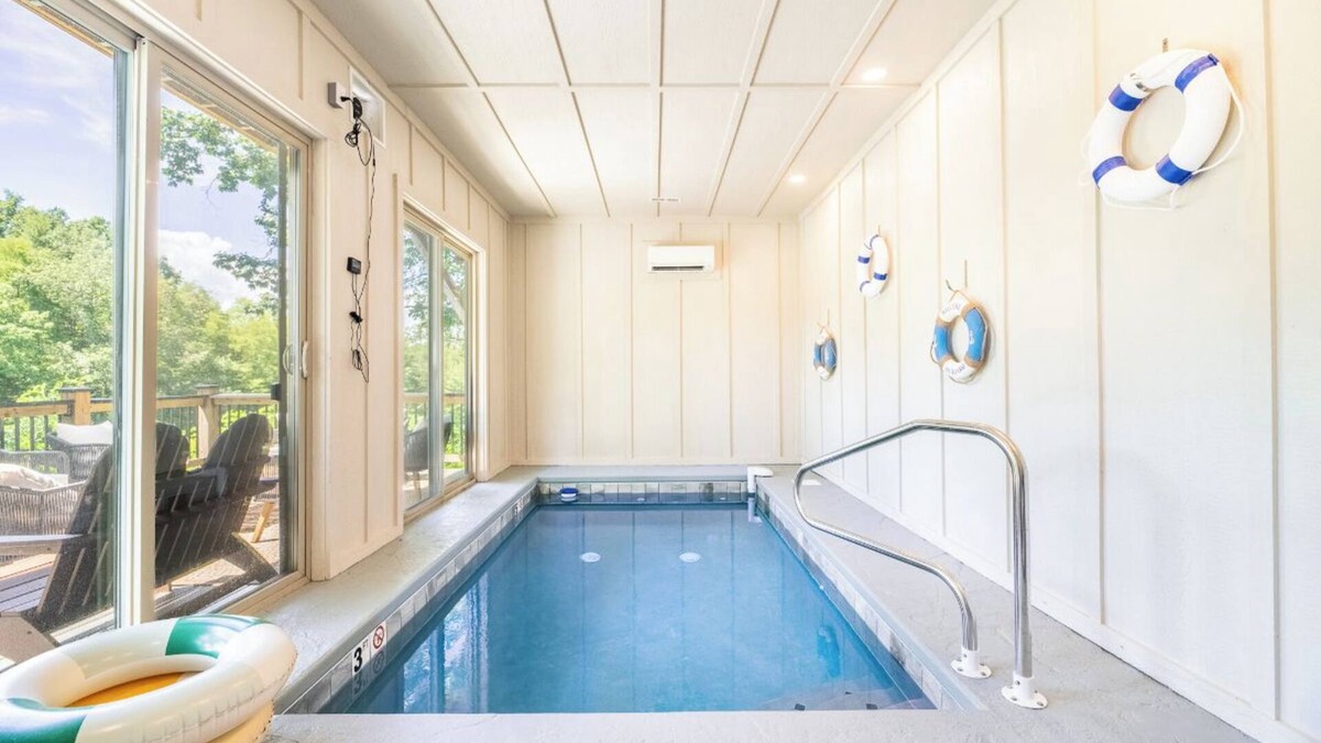 Sevierville Cabin | *Pet-friendly 4BD w/POOL! Hot Tub + Near Lake!*