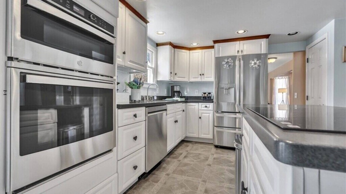 Kennebunk House | Pet friendly 5-bedroom coastal retreat sleeps 16